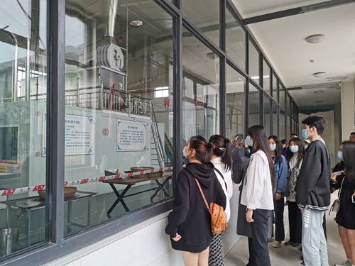 陕西省商贸学校茶叶经营与服务专业开展礼仪服务学习实践活动